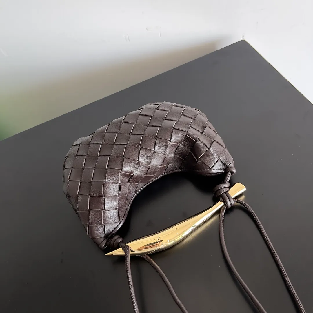 Batch of 1260 BV Mini Sardine is coming‼ ️Super high-end, stainless steel hardware + 24k real gold plating process, fish scales (concave and convex positions) are the finishing touch, the sardine bag that can be carried cross-body is completely beautiful to the heart. The metal element handle and the weaving are perfectly combined to completely integrate the artistic sense and elegance and fashion. It is really like a work of art🏺The large size is elegant, the small size is exquisite and cute, a must-have item for fashionistas, and the details are perfectly reproduced. Style number: 744267 Size 20*12*2.5
